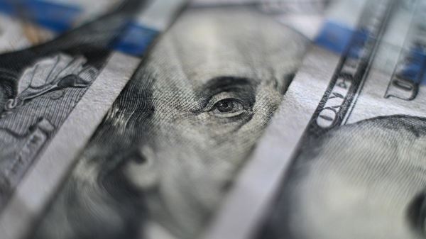 Аналитик Шульгин: доллар укрепился к рублю благодаря налоговому периоду