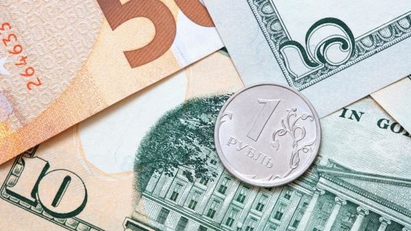 На пользу бюджету: как могут измениться курсы доллара и евро в августе