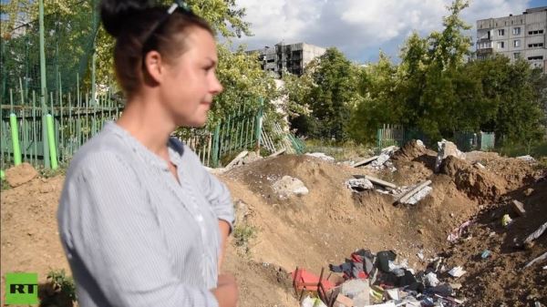 «Четыре дня караулила трупы от собак»: жительница Мариуполя рассказала RT об убийстве мужа украинскими военными