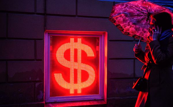 Эксперт назвал сроки укрепления доллара к рублю